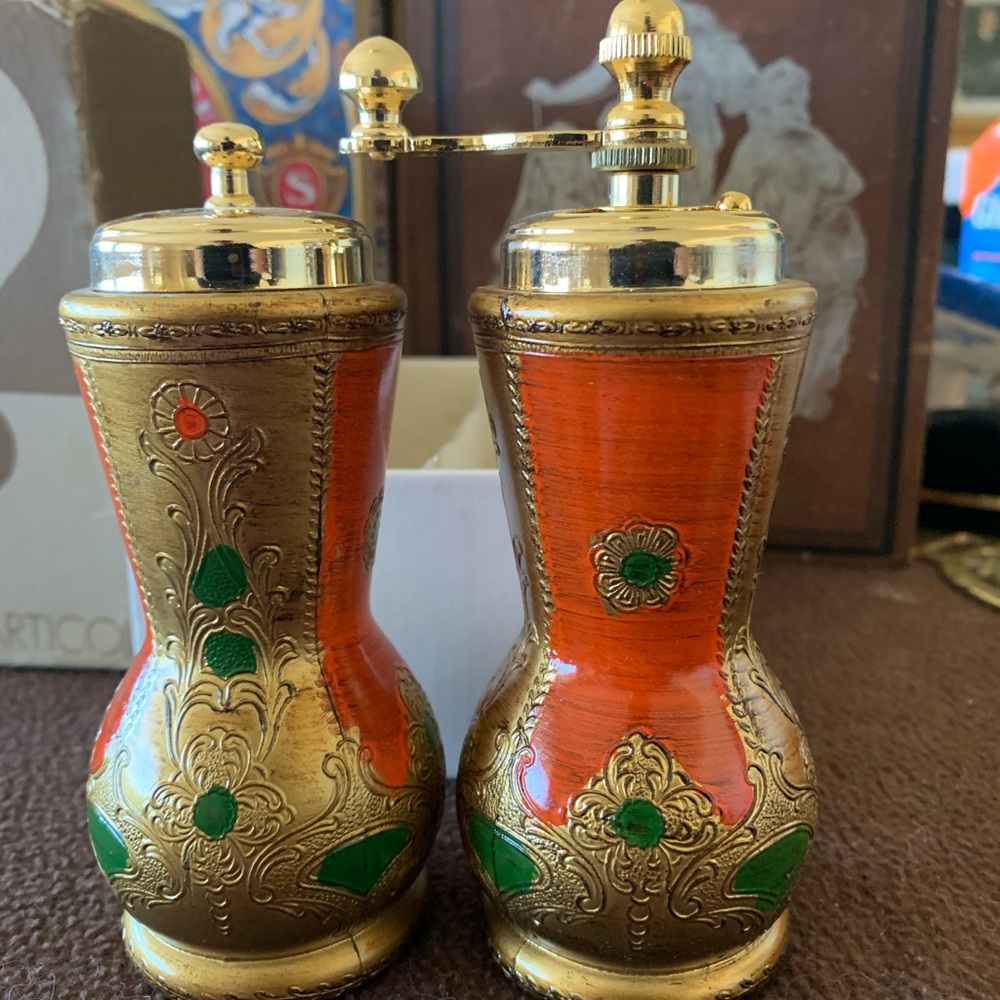 Vintage Articoli Da Regalo Salt Shaker & Pepper Grinder